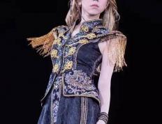 鄧(dèng)紫棋领啣(xián)LOL主題(tí)曲：歌手(shǒu)跨界电竞谁更胜一筹？