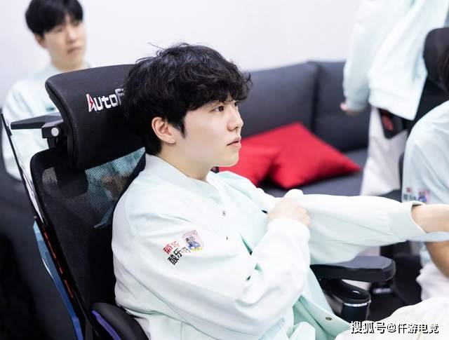 LOL：TheShy透露(lù)退(tuì)役时间，想跟Rookie打到退(tuì)役