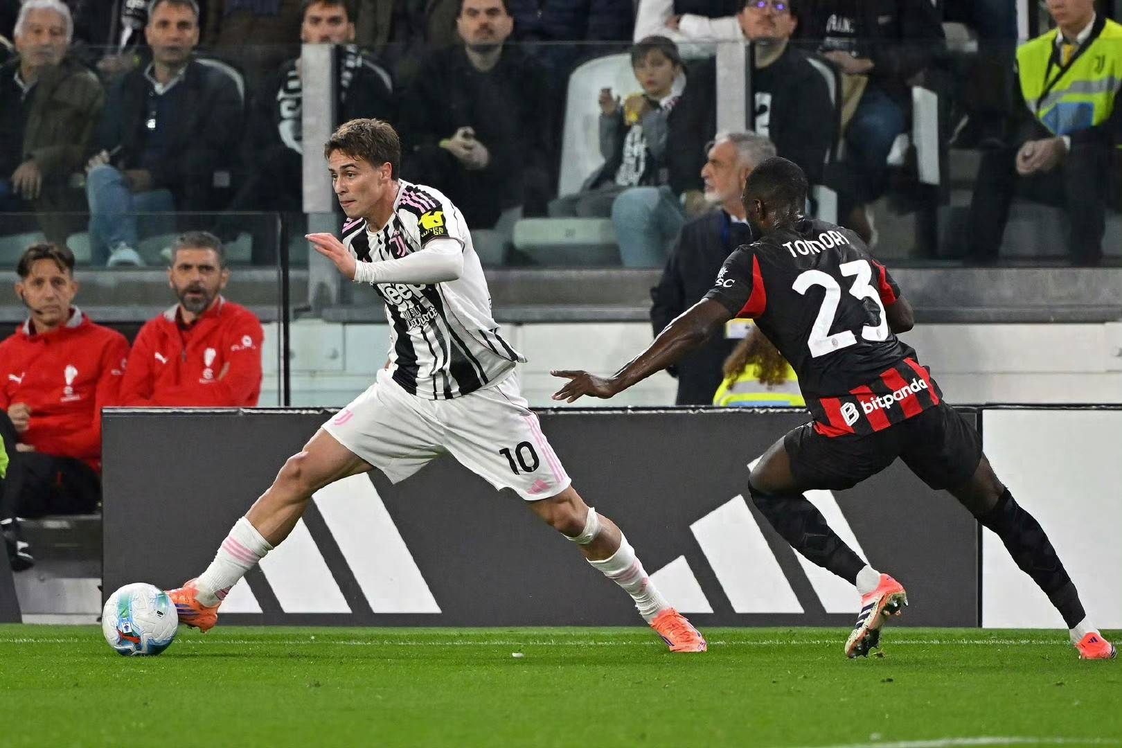 罗马+那不勒(lēi)斯均上演逆转好戏,两队同分,排名包揽前二