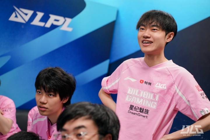 2025LPL总决赛:BLG捧(pěng)起银龙杯,knight獲(huò)得FMVP,收獲(huò)职业生涯第六个LPL冠军