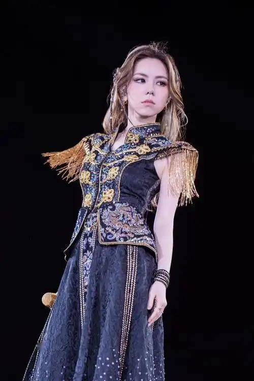 鄧(dèng)紫棋领啣(xián)LOL主題(tí)曲：歌手(shǒu)跨界电竞谁更胜一筹？