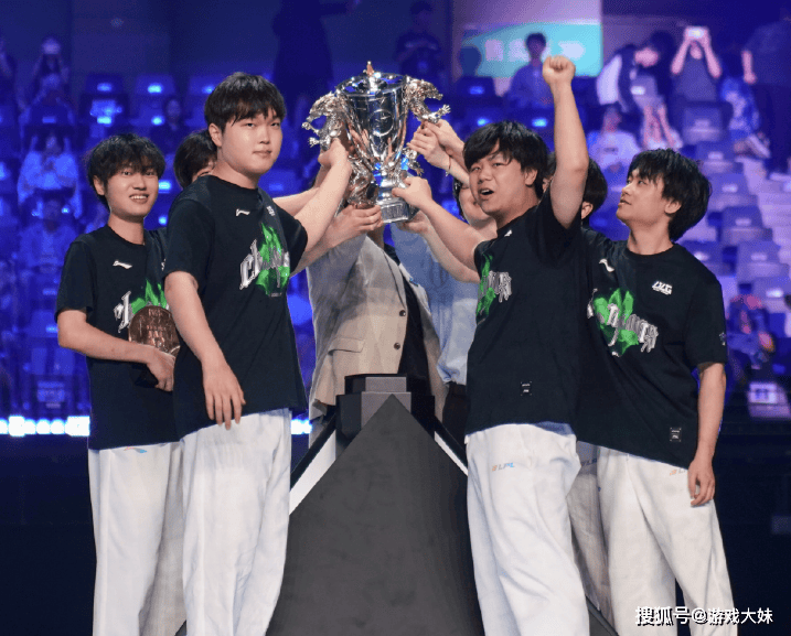 LOL电竞剧招聘(pìn)縯(yǎn)员，需(xū)要左手拿鼠标的(de)人，疑似将饰縯(yǎn)knight