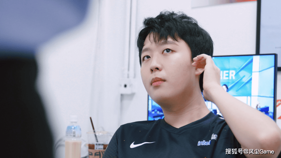 LOL冠军中單(dān)恋情曝光！女友(yǒu)比他高半个头，Chovy自爆S16没有目標(biāo)