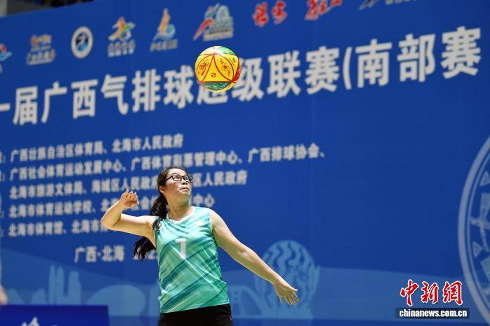 “铜鼓杯”第一届广西气排球超级联赛（南部赛区）开赛