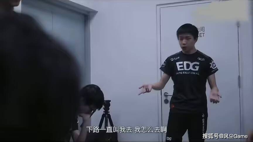 LOL世界冠军AD即将复出！小吕布直播(bō)放话：剩下的比赛会守住(zhù)尊严